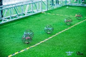 为什么外野手在阳光强烈的白昼比赛中优先选择单手接捕以扩大视野